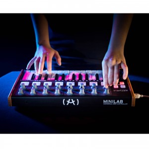 arturia-minilab-portable-midi-keyboard-black-edition-p7562-19430_zoom